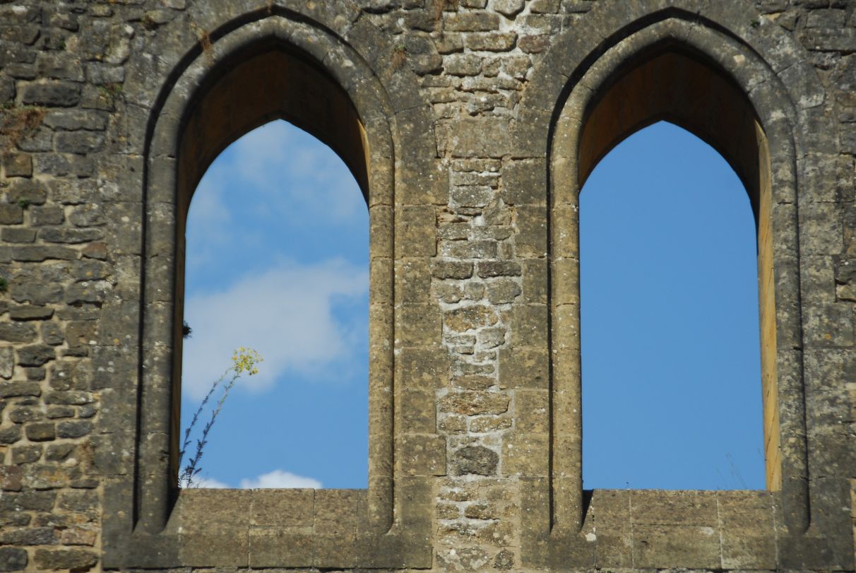 Photo de deux hautes fenêtres des ruines de l'abbaye d'Orval 